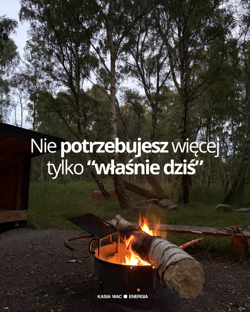 Ognisko z napisem „Nie potrzebujesz więcej, tylko właśnie dziś” nawiązującym do ognia w kanji Reiki.