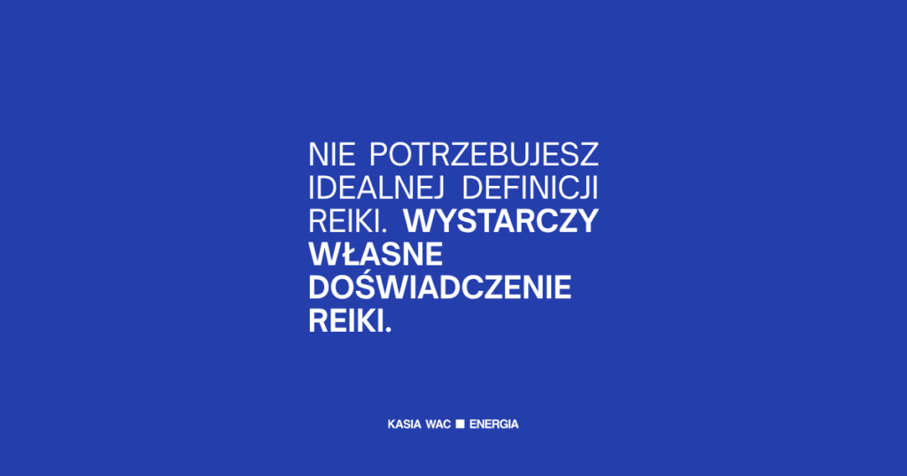 Niebieska grafika z cytatem: „Nie potrzebujesz idealnej definicji Reiki. Wystarczy własne doświadczenie Reiki.” Kasia Wac Energia.